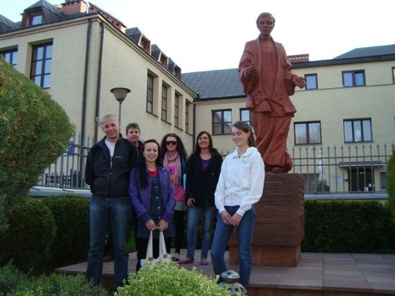 https://kwiatek.edu.pl/nieaktualna/CMS/2009_10/fotki/Popieluszko/warszawa+popieluszko+023.jpg