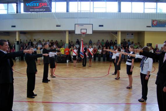 https://kwiatek.edu.pl/nieaktualna/CMS/2009_10/fotki/Slubowanie/DSC_0159.jpg