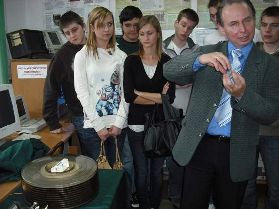 https://kwiatek.edu.pl/nieaktualna/CMS/2009_10/fotki/muzeum_inf/DSCF0588.JPG