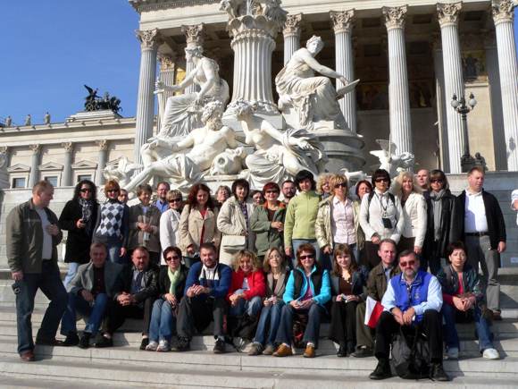 https://kwiatek.edu.pl/nieaktualna/CMS/_kronika/2008_09/fotki/Dzien%20Nauczyciela%2008/Wien.jpg