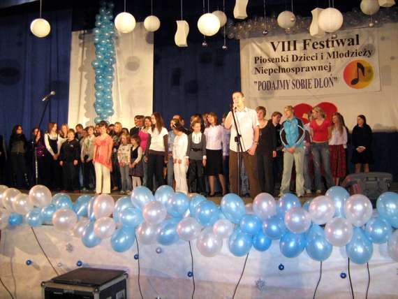 https://kwiatek.edu.pl/nieaktualna/CMS/_kronika/2008_09/fotki/Festiwal_niepelnosprawni/IMG_0902_big.jpg