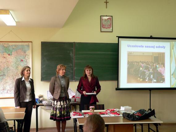 https://kwiatek.edu.pl/nieaktualna/CMS/_kronika/2008_09/fotki/Kon_gim_niem/P1150247.jpg