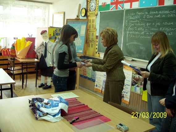 https://kwiatek.edu.pl/nieaktualna/CMS/_kronika/2008_09/fotki/Kon_plastyczny_ang/100_2615_big.jpg