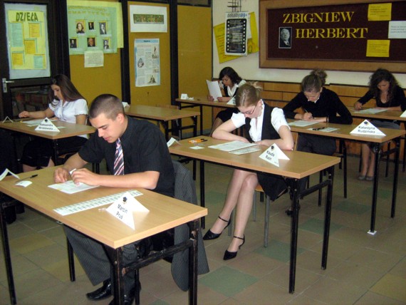 https://kwiatek.edu.pl/nieaktualna/CMS/_kronika/2008_09/fotki/Matura_09/IMG_1935_big.jpg