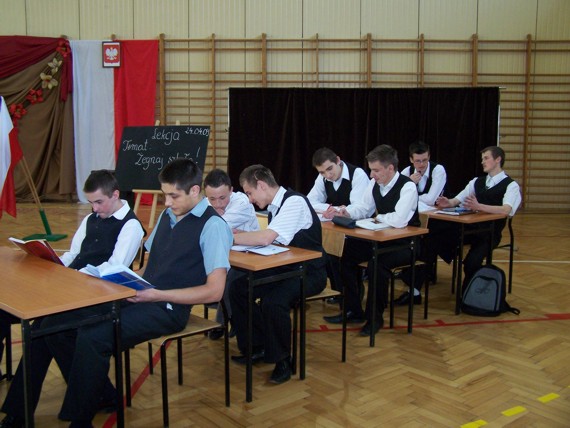 https://kwiatek.edu.pl/nieaktualna/CMS/_kronika/2008_09/fotki/Maturzysci/100_4135_big.jpg