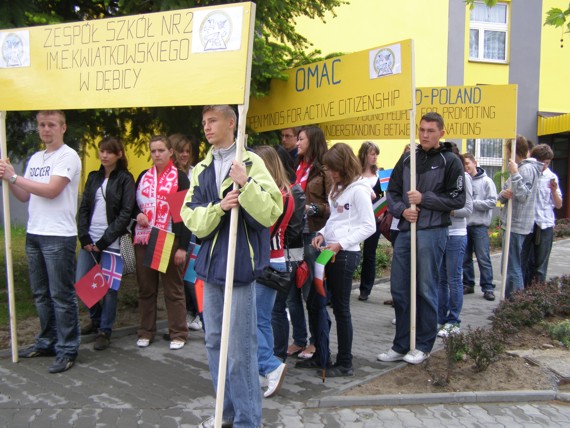 https://kwiatek.edu.pl/nieaktualna/CMS/_kronika/2008_09/fotki/Parada/P5090063.jpg
