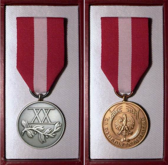 https://kwiatek.edu.pl/nieaktualna/CMS/_kronika/2008_09/fotki/medale.jpg