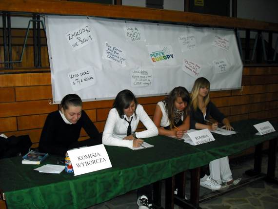 https://kwiatek.edu.pl/nieaktualna/CMS/_kronika/2008_09/fotki/wybory/DSCF0122.JPG