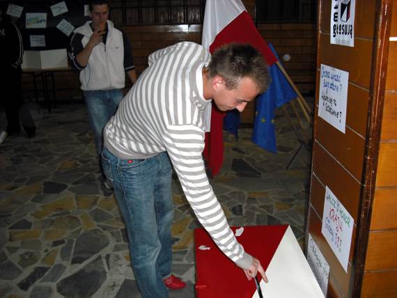 https://kwiatek.edu.pl/nieaktualna/CMS/_kronika/2008_09/fotki/wybory/DSCF0124.JPG