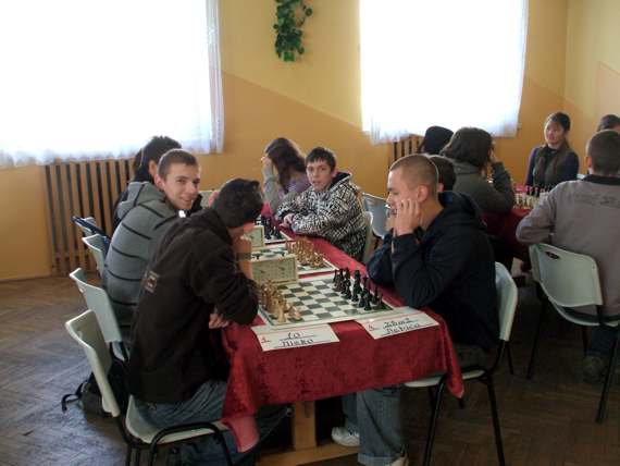 https://kwiatek.edu.pl/nieaktualna/CMS/_kronika/2008_09/sport/fotki/Szachy_final/DSCF2747.JPG