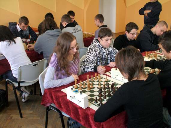 https://kwiatek.edu.pl/nieaktualna/CMS/_kronika/2008_09/sport/fotki/Szachy_final/DSCF2749.JPG