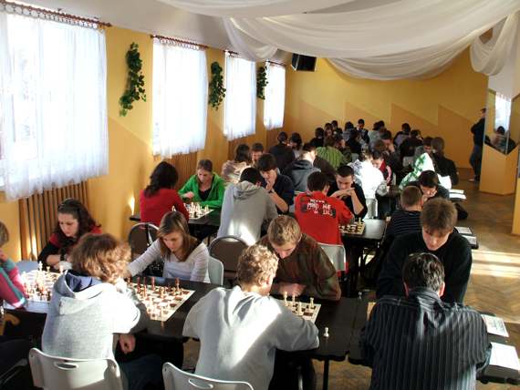 https://kwiatek.edu.pl/nieaktualna/CMS/_kronika/2008_09/sport/fotki/Szachy_final/DSCF2751.jpg