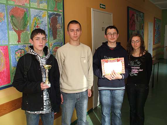 https://kwiatek.edu.pl/nieaktualna/CMS/_kronika/2008_09/sport/fotki/Szachy_rej/DSCF2736_big.jpg