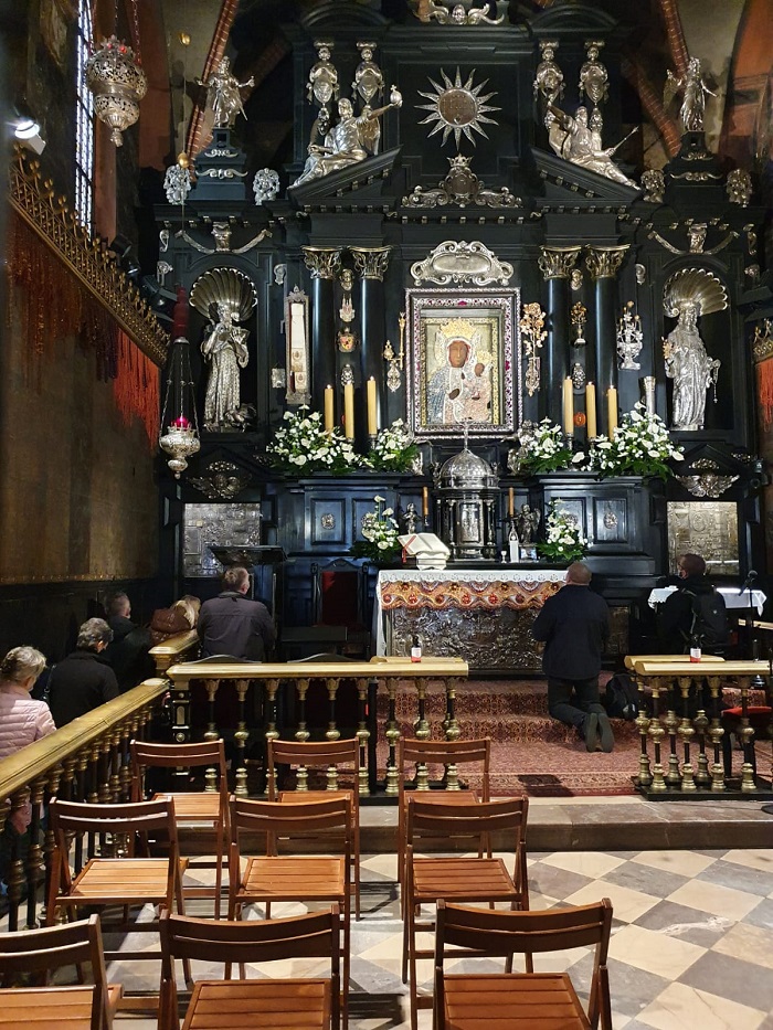 MATURZYŚCI PIELGRZYMOWALI NA JASNĄ GÓRĘ MATURZYŚCI PIELGRZYMOWALI NA JASNĄ GÓRĘ