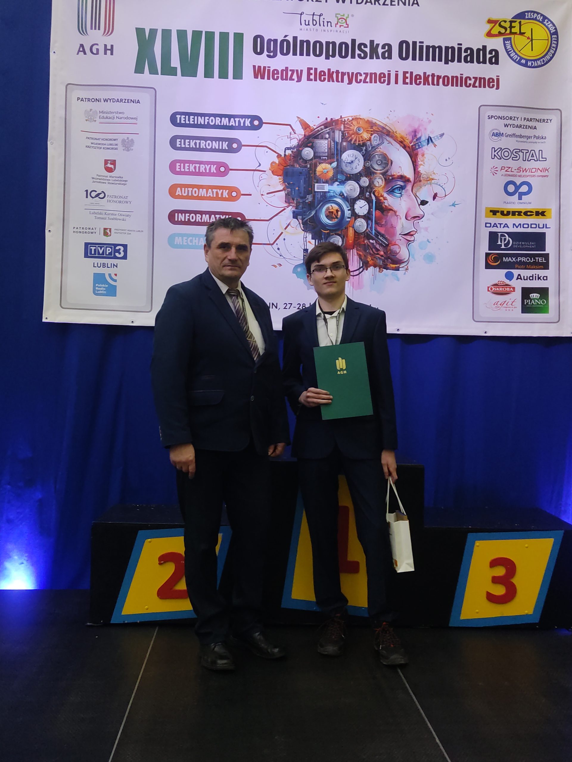 UCZEŃ KWIATKA NA PODIUM W FINALE XLVIII Olimpiady Wiedzy Elektrycznej i Elektronicznej. UCZEŃ KWIATKA NA PODIUM W FINALE XLVIII Olimpiady Wiedzy Elektrycznej i Elektronicznej.